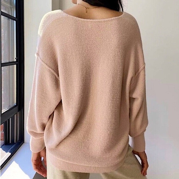 ARITZIA Wilfred Free Relaxed V-Neck - Picture 2 of 3